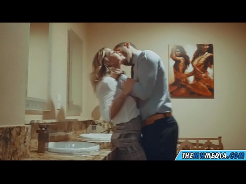❤️ Gava ku blondeyek busty we di nav hewşek gelemperî de dixapîne ❤️ Pornoya hişk li ku.tuberxxx.ru